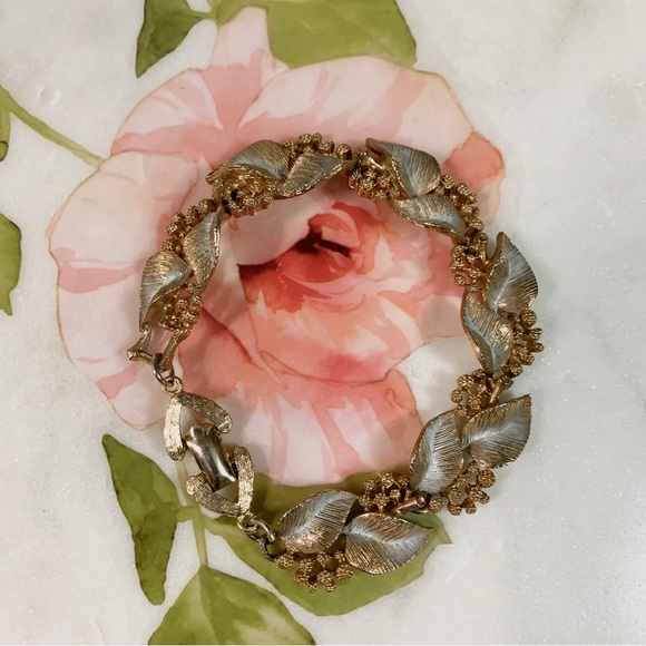 VINTAGE LEAF AND BERRY CLUSTER BRACELET IN GOLD TONE - Picture 6 of 16